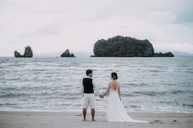 タンジュンルービーチでポーズを取るカップル