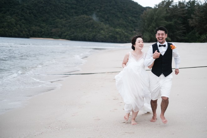 タンジュンルービーチでポーズを取るカップル